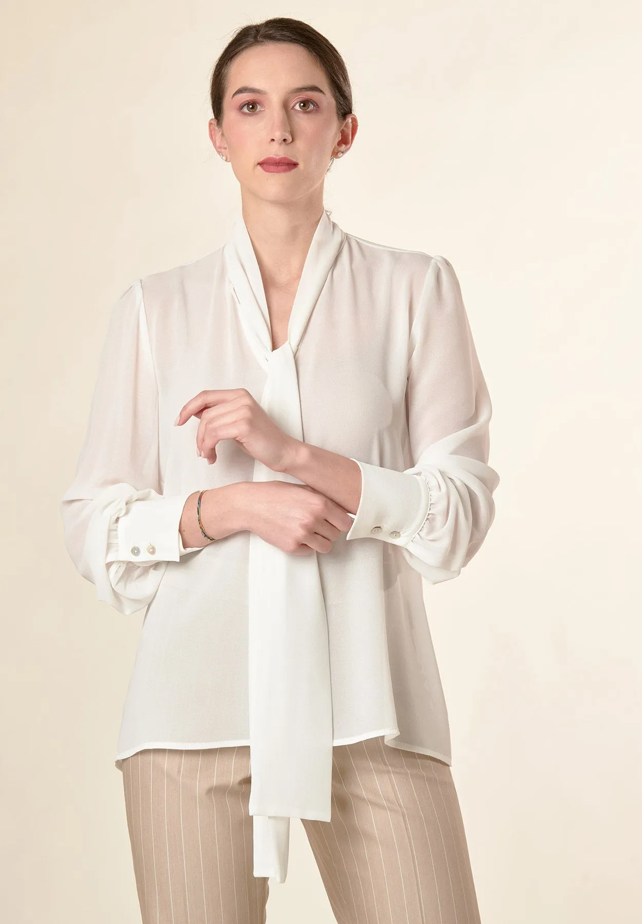 Camicia bianca crepe fiocco polsi alti